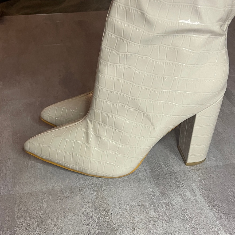 Elegant Cream Faux Croc Knee-High Women's Boots- Sz 10 - Picture 8 of 16